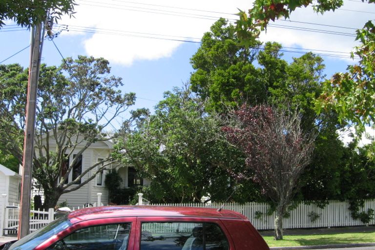 Photo of property in 18 Russell Street, Stanley Point, Auckland, 0624