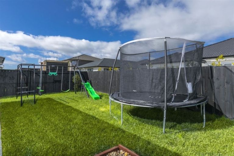 Photo of property in 15 Fruitlands Road, Kumeu, 0810