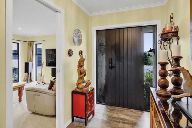 Photo of property in 2 Te Ara Karoiroa Road, Hurford, New Plymouth, 4374