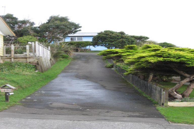 Photo of property in 15 Cheltenham Terrace, Newlands, Wellington, 6037