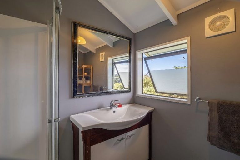 Photo of property in 2656 South Head Road, South Head, Helensville, 0874