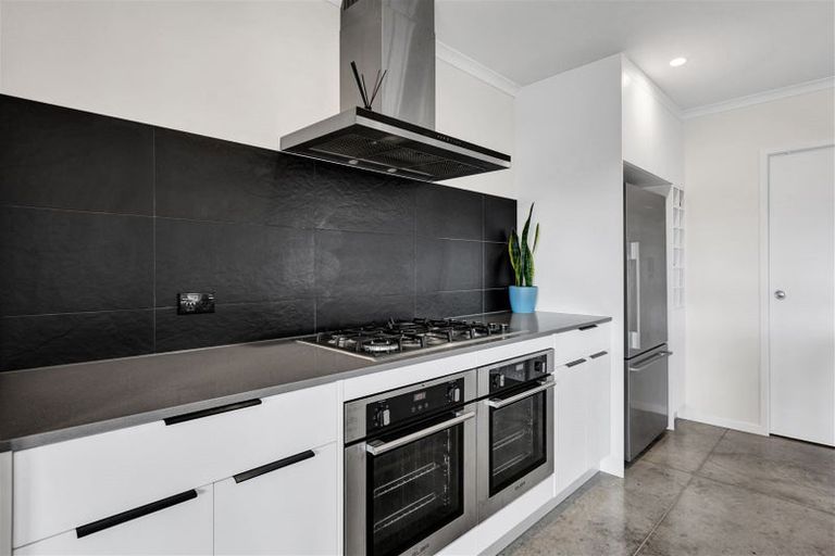 Photo of property in 15 Frederick Place, Whalers Gate, New Plymouth, 4310