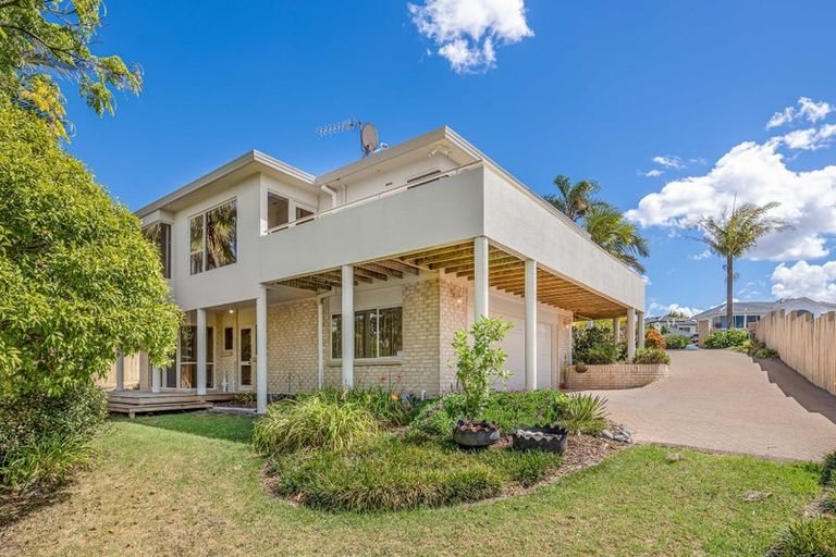 Photo of property in 16 Tornado Place, West Harbour, Auckland, 0618