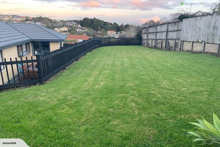 Photo of property in 24 Piper Place, Goodwood Heights, Auckland, 2105