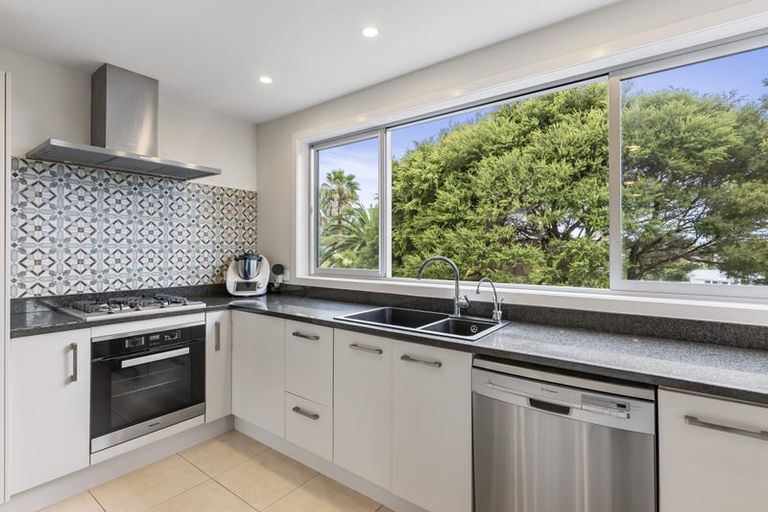 Photo of property in 32b Parr Terrace, Castor Bay, Auckland, 0620