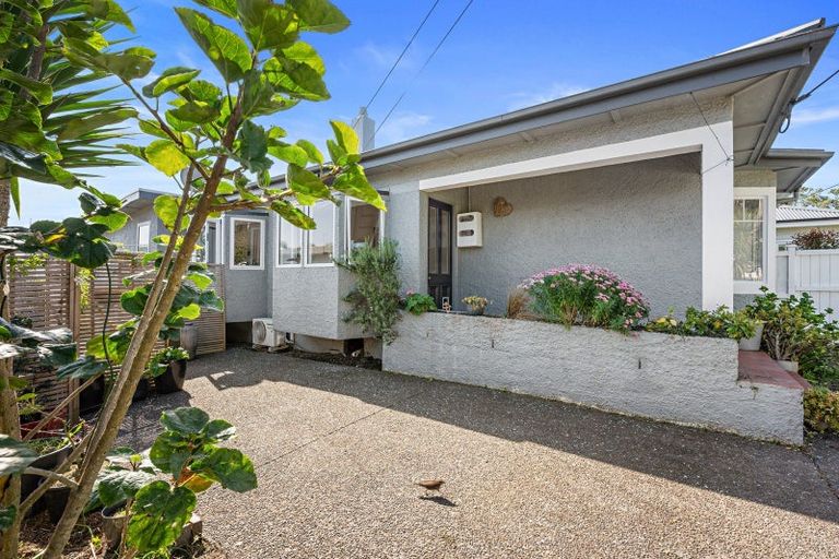 Photo of property in 2/33a Glen Road, Stanley Point, Auckland, 0624