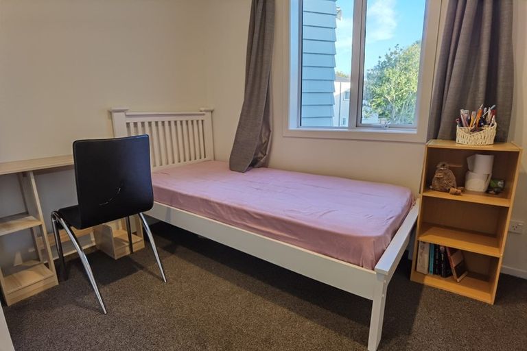 Photo of property in 3/30 John Jennings Drive, Oteha, Auckland, 0632