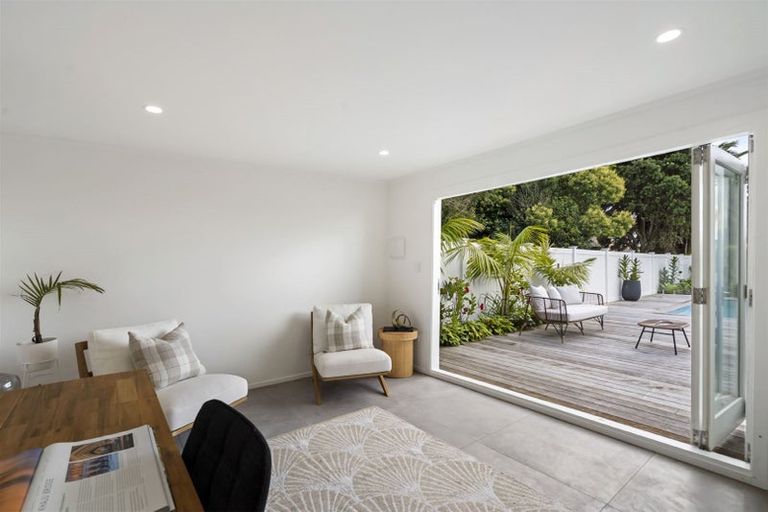Photo of property in 16 Hinemoa Terrace, Birkenhead, Auckland, 0626