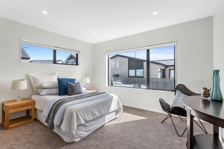 Photo of property in 21 Parkmore Drive, Rosehill, Papakura, 2113