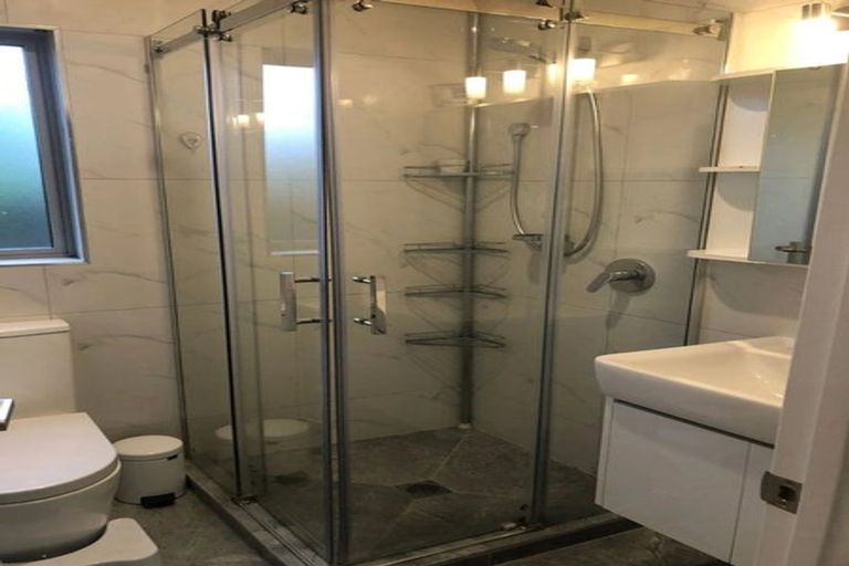 Photo of property in 42 Archers Road, Glenfield, Auckland, 0629