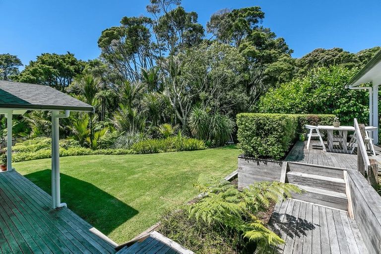 Photo of property in 42 Landing Road, Titirangi, Auckland, 0604