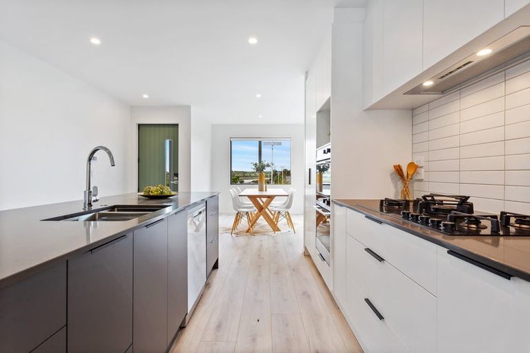 Photo of property in 15 Aquamarine Road, Rosehill, Papakura, 2113