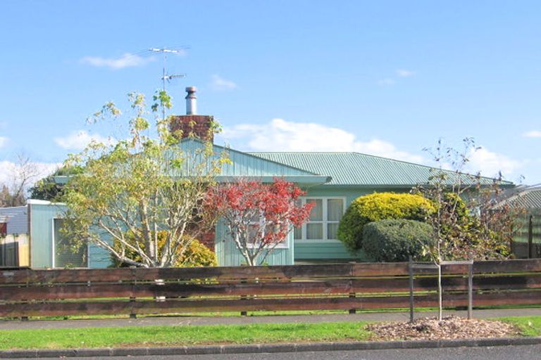 Photo of property in 27 Churchill Avenue, Manurewa, Auckland, 2102