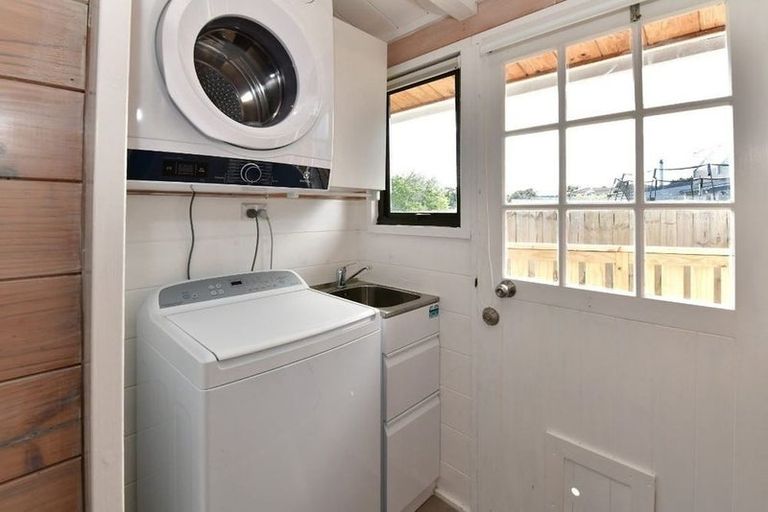 Photo of property in 1389 Whangaparaoa Road, Army Bay, Whangaparaoa, 0930