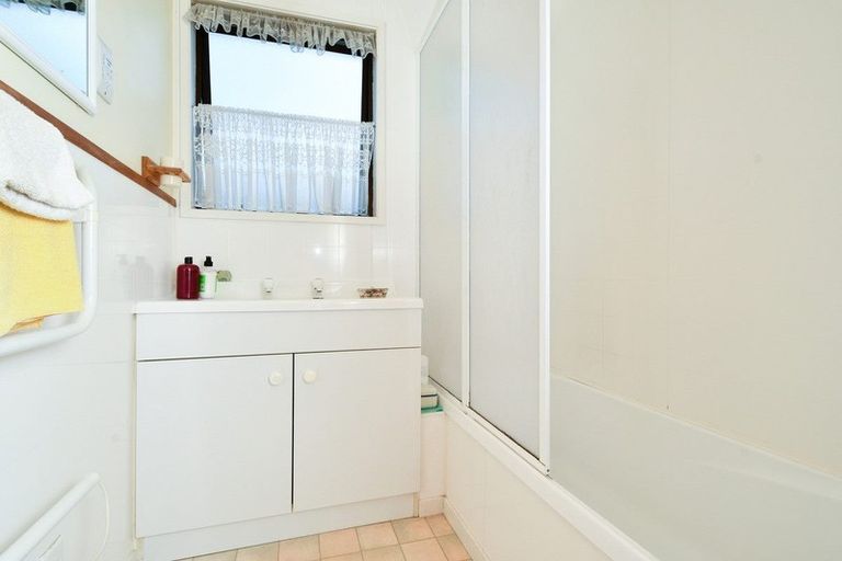 Photo of property in 1/94 Roberts Road, Te Atatu South, Auckland, 0610