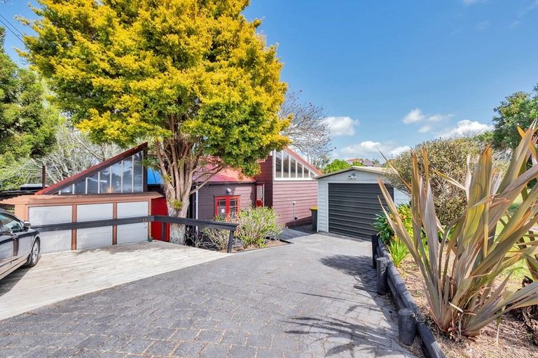 Photo of property in 132 Carlisle Road, Northcross, Auckland, 0632