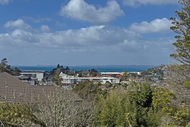 Photo of property in 33 Woodlands Crescent, Browns Bay, Auckland, 0630