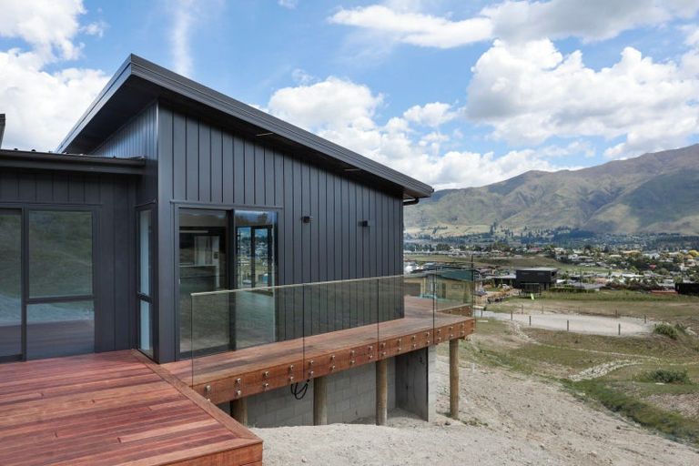 Photo of property in 13 Akitu Rise, Wanaka, 9305