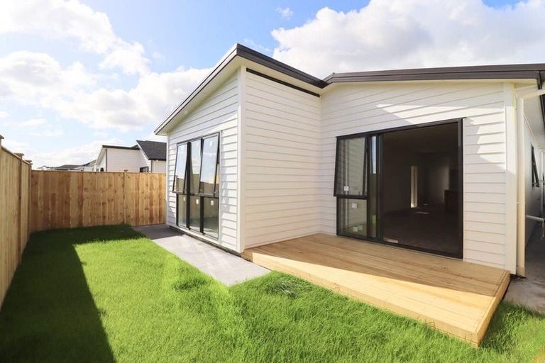 Photo of property in 6 Woven Place, Karaka, Papakura, 2113