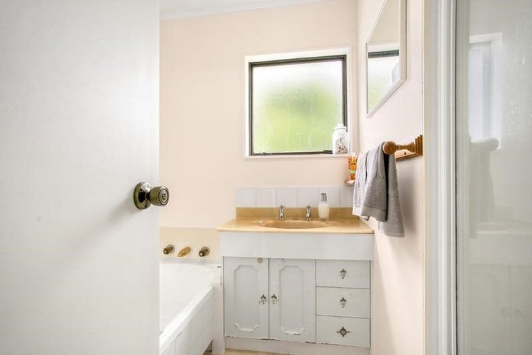 Photo of property in 6 Elizabeth Drive, West Harbour, Auckland, 0618