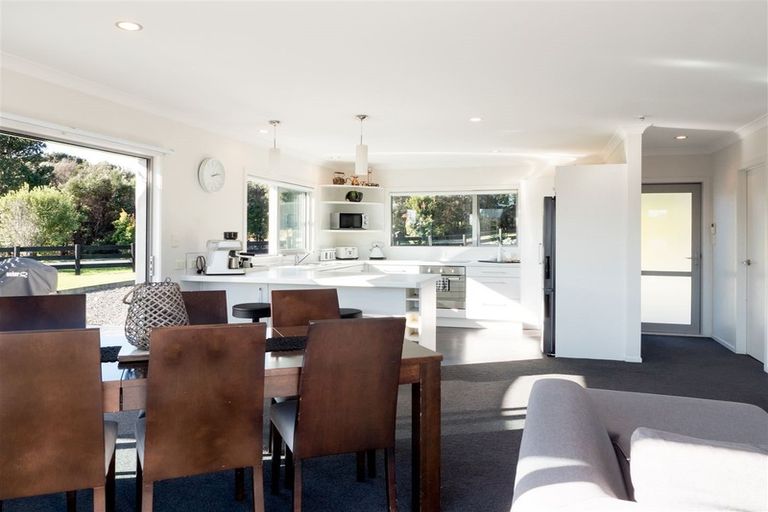 Photo of property in 2 Lichen Grove, Russell, 0272