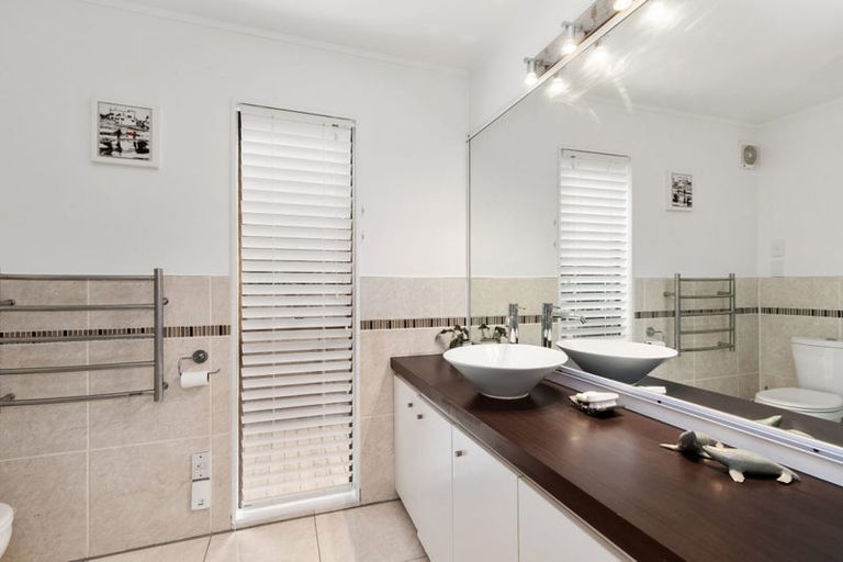 Photo of property in 4 Lady Bell Grove, Lowry Bay, Lower Hutt, 5013