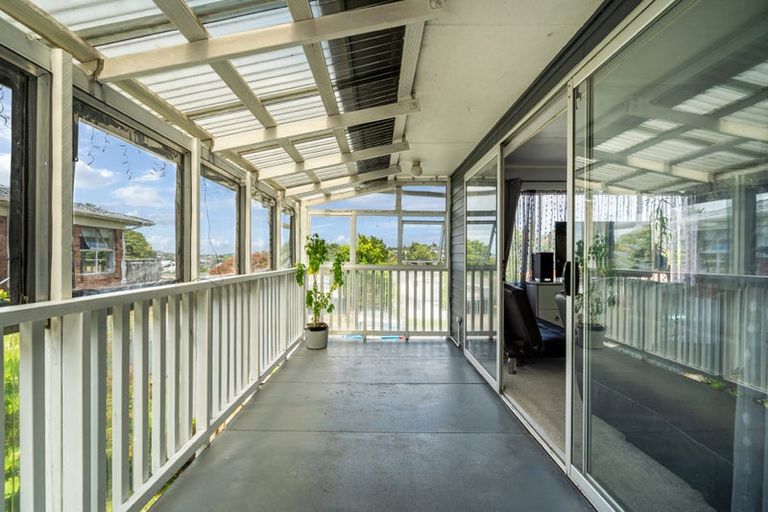 Photo of property in 52 Ayton Drive, Totara Vale, Auckland, 0629