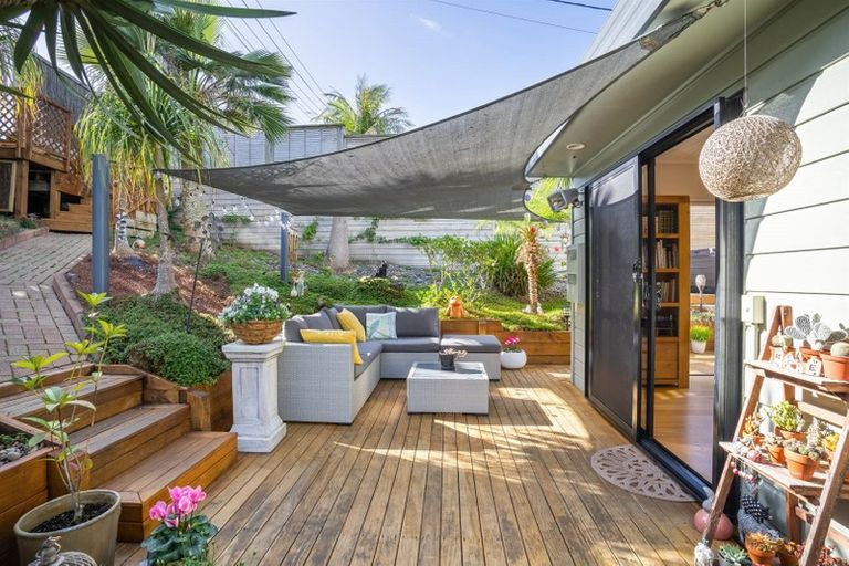 Photo of property in 2/9 Tipau Street, Torbay, Auckland, 0630