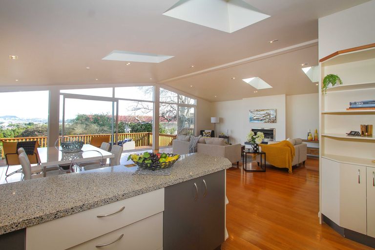 Photo of property in 99 Pupuke Road, Northcote, Auckland, 0627