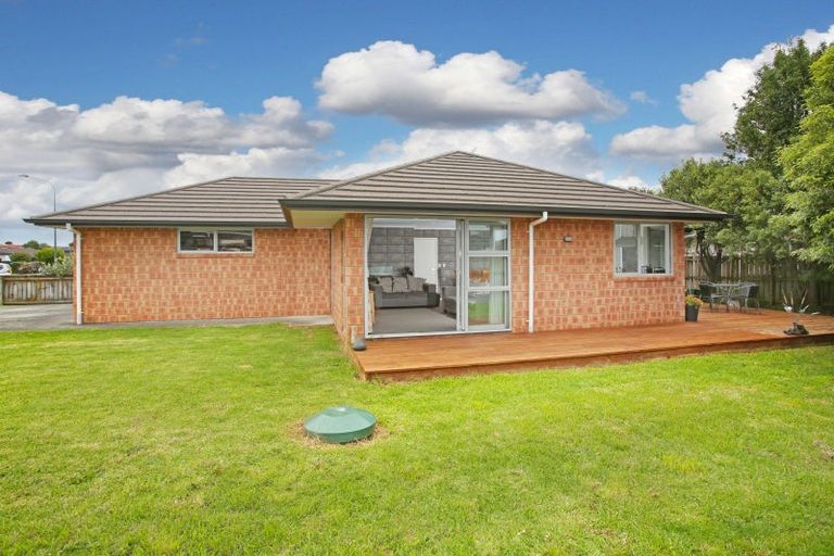 Photo of property in 8 Breaker Grove, Waiuku, 2123