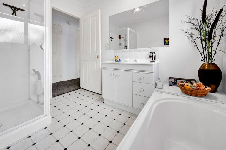 Photo of property in 10 Taylor Place, Merrilands, New Plymouth, 4312