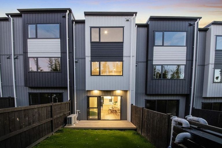 Photo of property in 15 Don Oliver Lane, Glen Eden, 0602