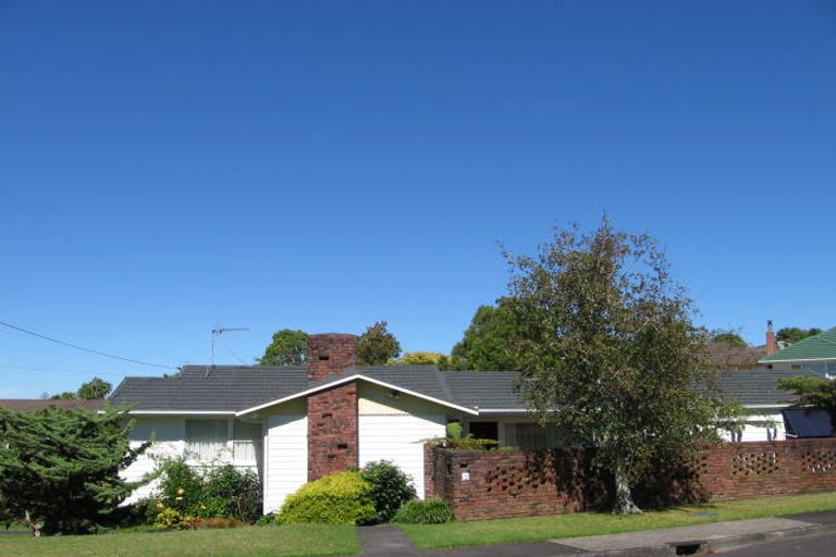 Photo of property in 2 Fayette Place, Te Atatu South, Auckland, 0610