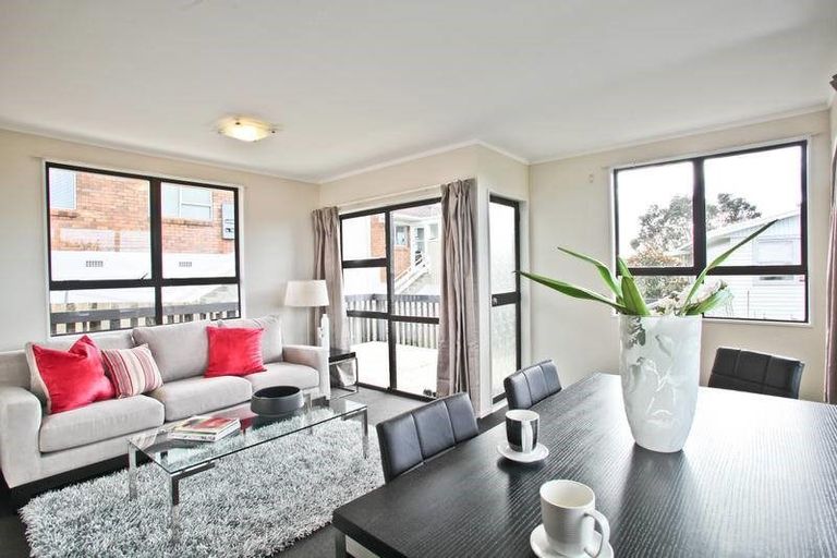 Photo of property in 1/184 Chivalry Road, Glenfield, Auckland, 0629