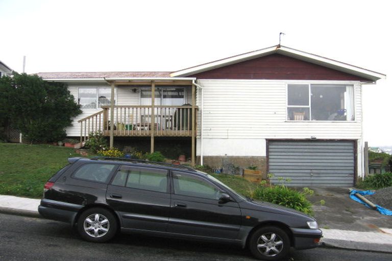 Photo of property in 9 Gow Street, Newlands, Wellington, 6037