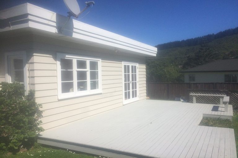 Photo of property in 2 Franklyn Road, Tawa, Wellington, 5028