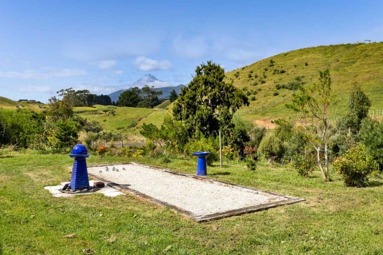 Photo of property in 2 Te Ara Karoiroa Road, Hurford, New Plymouth, 4374