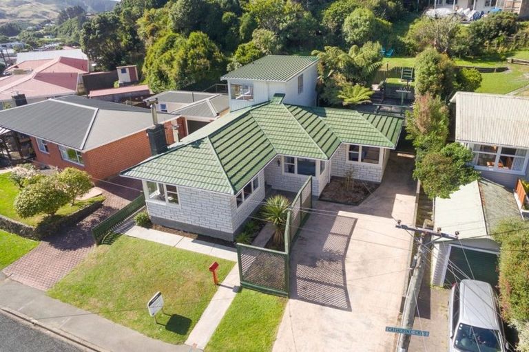 Photo of property in 25 Catherine Crescent, Paparangi, Wellington, 6037