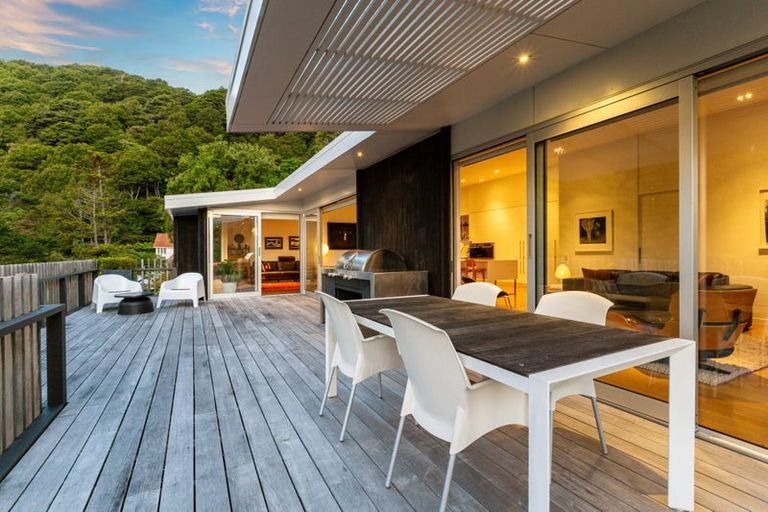 Photo of property in 4 Francis Bell Grove, Lowry Bay, Lower Hutt, 5013