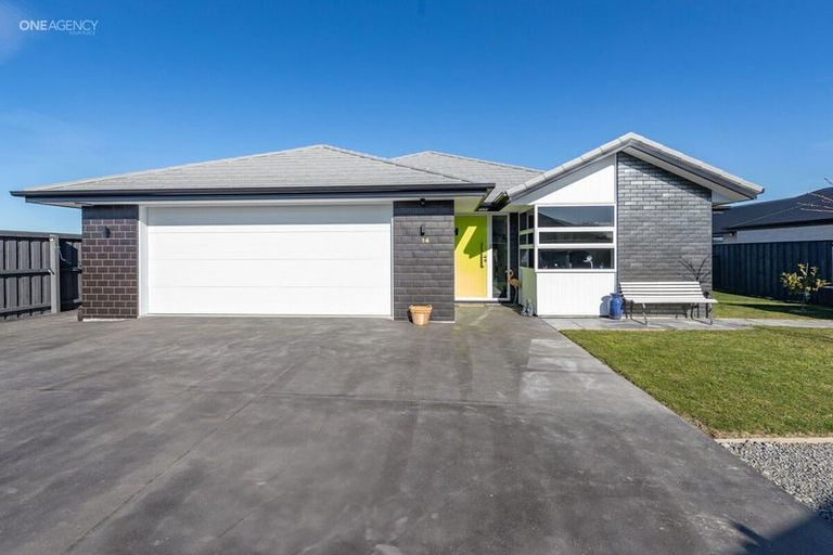 Photo of property in 14 Deans Place, Amberley, 7410