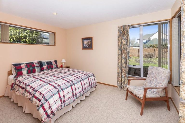 Photo of property in 18 Huntingdon Place, Avonhead, Christchurch, 8042