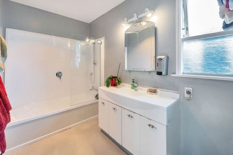 Photo of property in 2 Karo Place, Glendene, Auckland, 0602