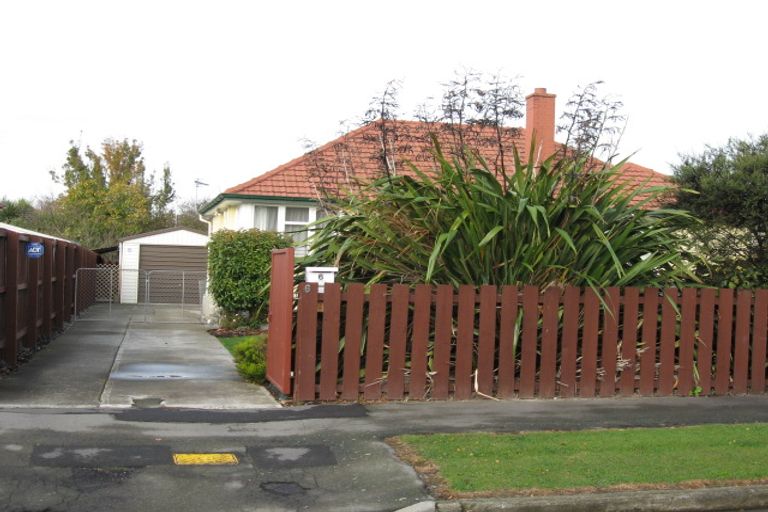 Photo of property in 6 Lambeth Crescent, Northcote, Christchurch, 8052