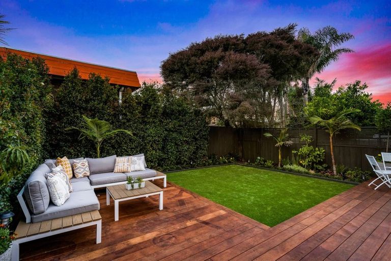 Photo of property in 2/40 James Evans Drive, Northcote, Auckland, 0627