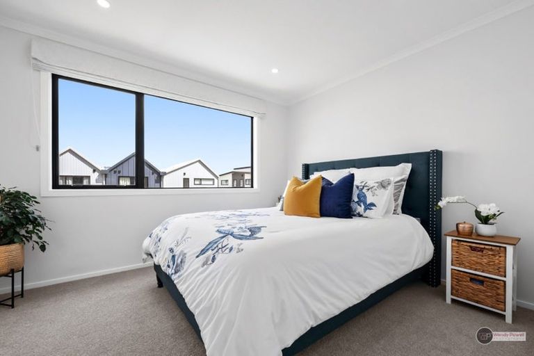 Photo of property in 33 Leo Waikari Crescent, Wallaceville, Upper Hutt, 5018