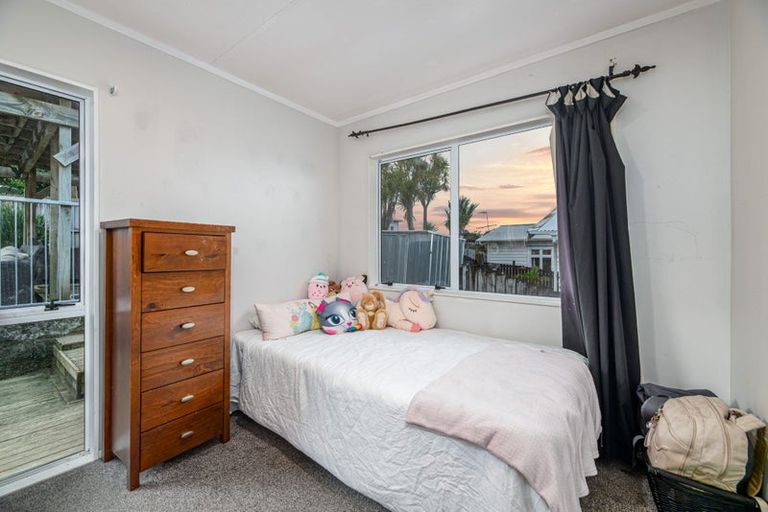 Photo of property in 57 Chislehurst Street, Henderson, Auckland, 0612