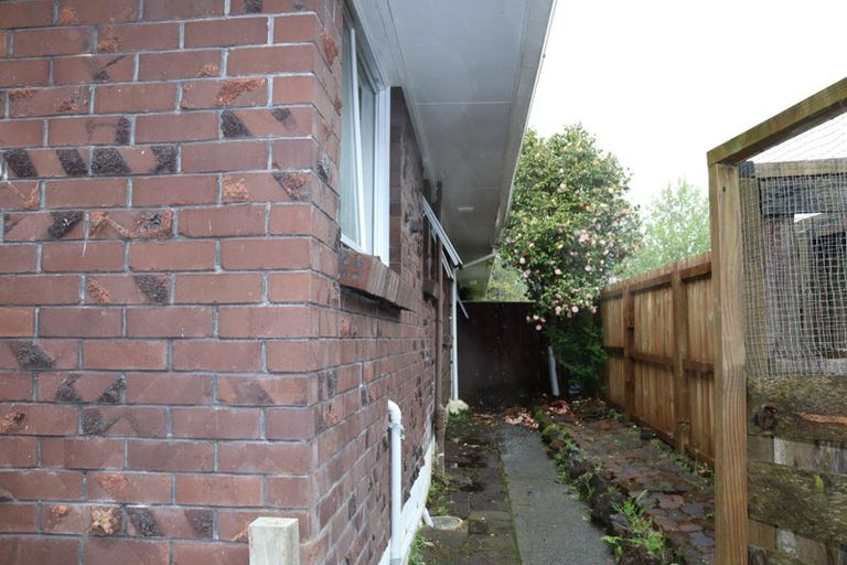 Photo of property in 2/199 Henderson Valley Road, Henderson, Auckland, 0612