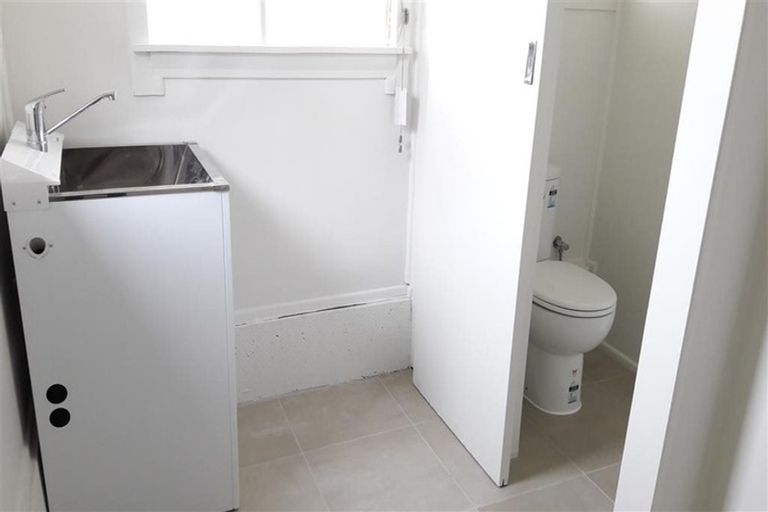 Photo of property in 19 Chivalry Road, Glenfield, Auckland, 0629