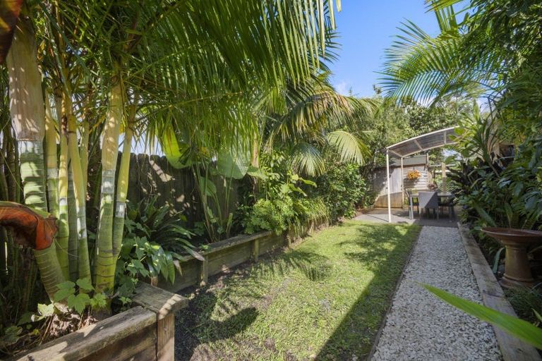 Photo of property in 3 Marbella Drive, Massey, Auckland, 0614