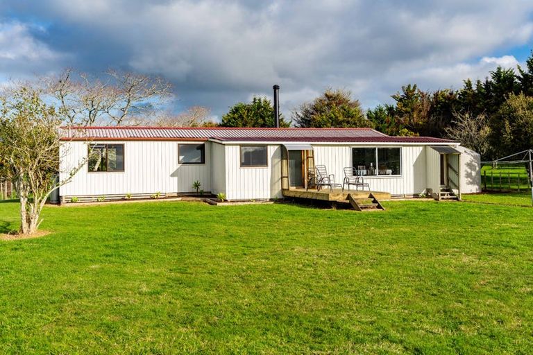 Photo of property in 272 Huarau Road, Whakapirau, Maungaturoto, 0583